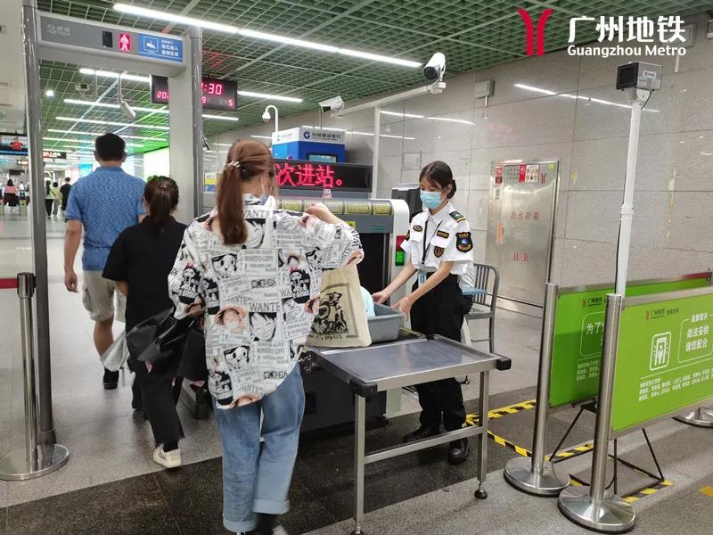 上班途中一个小举动广州地铁安检小姐姐获网友点赞