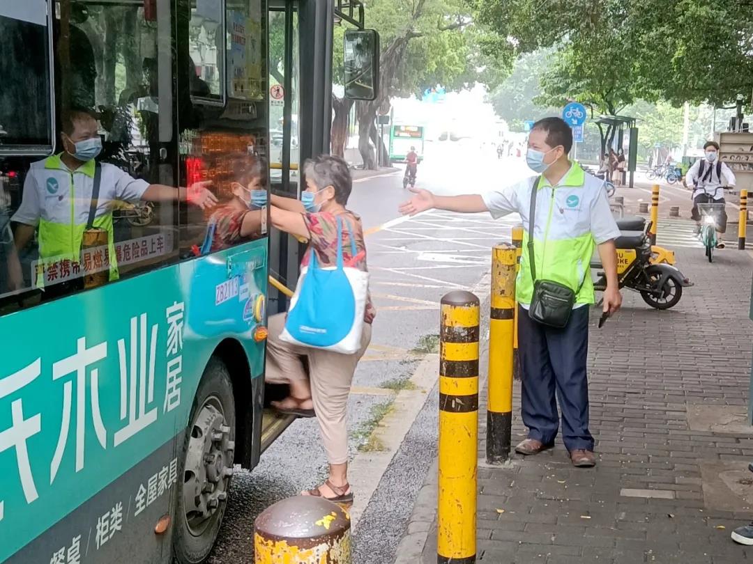 程志清（右）指引乘客上车